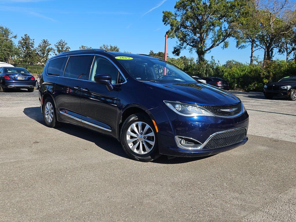 2019 Chrysler Pacifica Touring L's photo