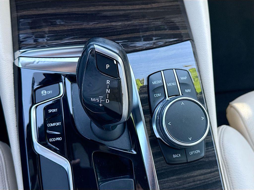 2019 BMW 5 Series 530i - Photo 17